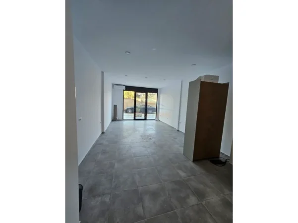 Tirane, shitet dyqan Kati 0, 42 m² 180.000 € 