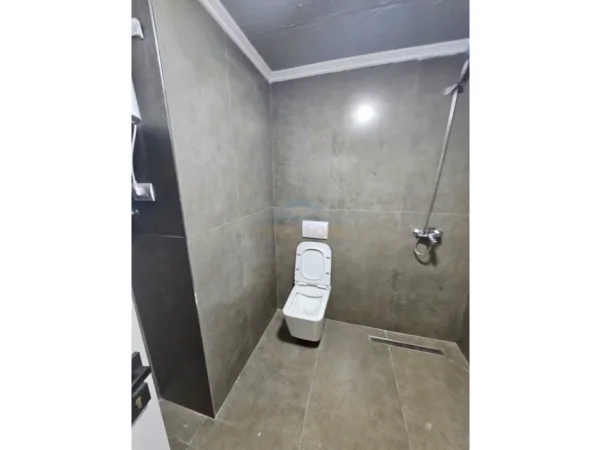 Tirane, shitet dyqan Kati 0, 42 m² 180.000 € 