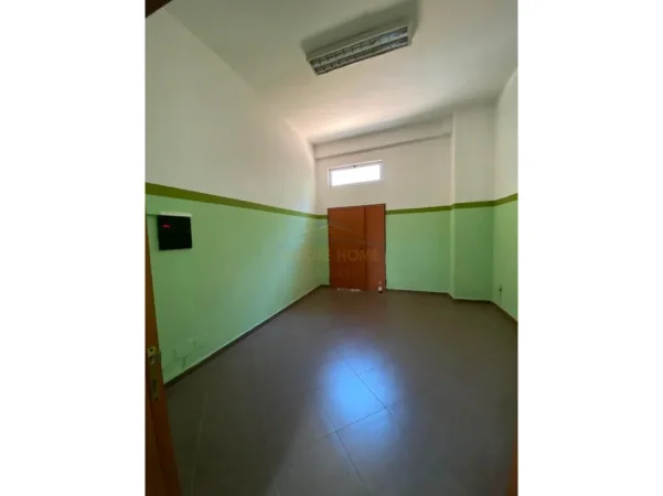 Tirane, jepet me qera ambjent biznesi Kati 0, 160 m² 1.000 € (Riza Cerova)
