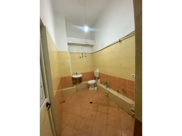 Tirane, jepet me qera ambjent biznesi Kati 0, 160 m² 1.000 € (Riza Cerova)