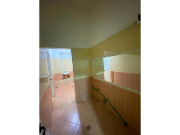 Tirane, jepet me qera ambjent biznesi Kati 0, 160 m² 1.000 € (Riza Cerova)