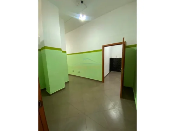 Tirane, jepet me qera ambjent biznesi Kati 0, 160 m² 1.000 € (Riza Cerova)