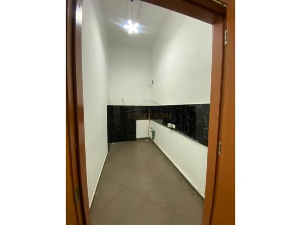 Tirane, jepet me qera ambjent biznesi Kati 0, 160 m² 1.000 € (Riza Cerova)