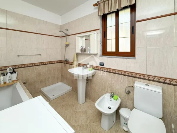 Tirane, jepet me qera Vile , 600 m² 5.000 € (PRANË GJIMNAZIT “PARTIZANI”)