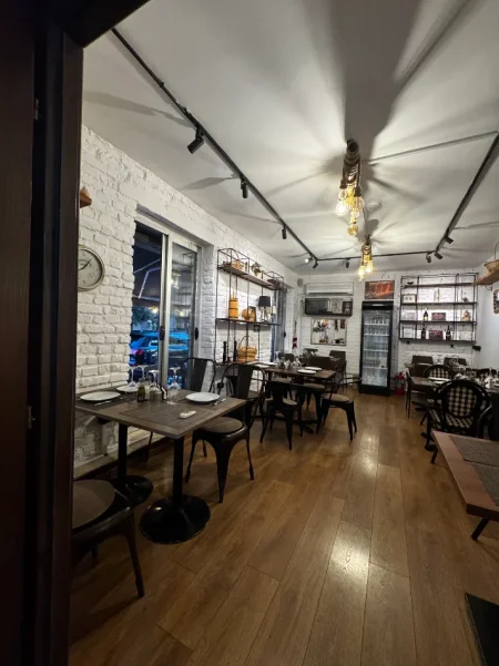 Tirane, Shiten paisje per Bar restorant (Rruga frederik shiroka)
