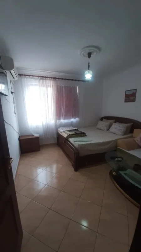 Tirane, jepet me qera apartament 1+1 Kati 3, 65 m² 550 € (OXHAKU)