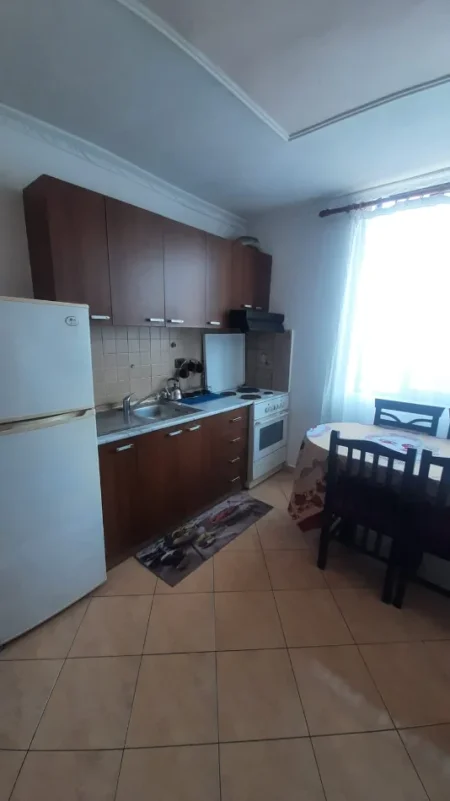 Tirane, jepet me qera apartament 1+1 Kati 3, 65 m² 550 € (OXHAKU)