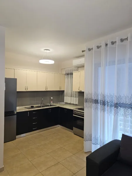 Tirane, jepet me qera apartament 2+1 Kati 1, 76 m² 550 € (5 maji)