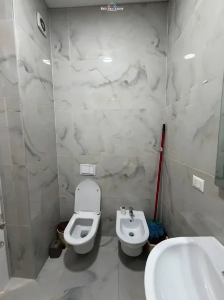 Tirane, jepet me qera apartament 1+1+Ballkon Kati 2, 65 m² 620 € (Rruga e Dibres)
