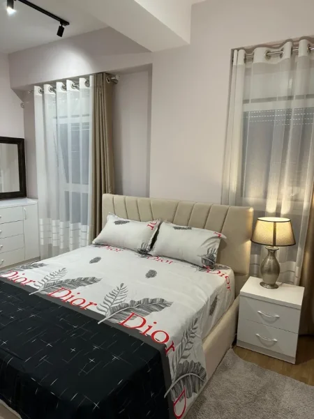 Tirane, jepet me qera apartament 1+1+Aneks+Ballkon Kati 1, 400 € (rruga ali demi)