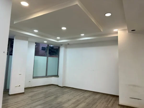 Tirane, jepet me qera dyqan Kati 0, 70 m² 1.250 € (Mine Peza)