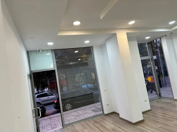 Tirane, jepet me qera dyqan Kati 0, 70 m² 1.250 € (Mine Peza)