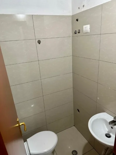 Tirane, jepet me qera dyqan Kati 0, 70 m² 1.250 € (Mine Peza)