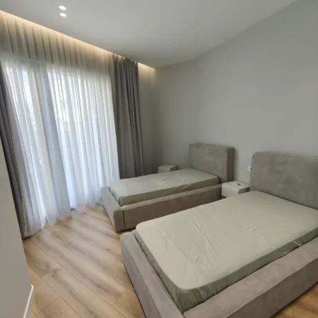 Tirane, jepet me qera apartament 3+1+Ballkon , 130 m² 1.700 € (Green Valley Liqeni i Thate)
