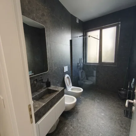 Tirane, jepet me qera apartament 3+1+Ballkon , 130 m² 1.700 € (Green Valley Liqeni i Thate)