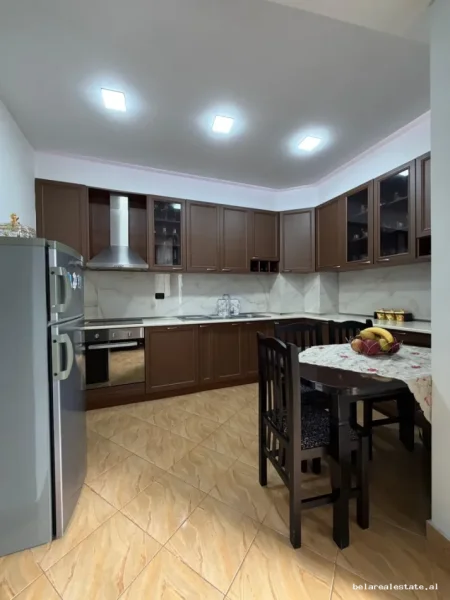 Tirane, jepet me qera 2+1+Ballkon Kati 5, 115 m² 550 € (Sokrat Miho)