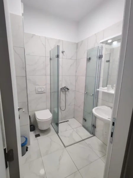 Tirane, jepet me qera apartament 2+1+2 ,Kati 2, 105 m² 750 € (QUARTUM RESIDENCE , RRUGA PANORAMA)