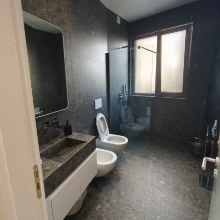 Tirane, jepet me qera apartament 3+1 , 130 m² 1.700 € 