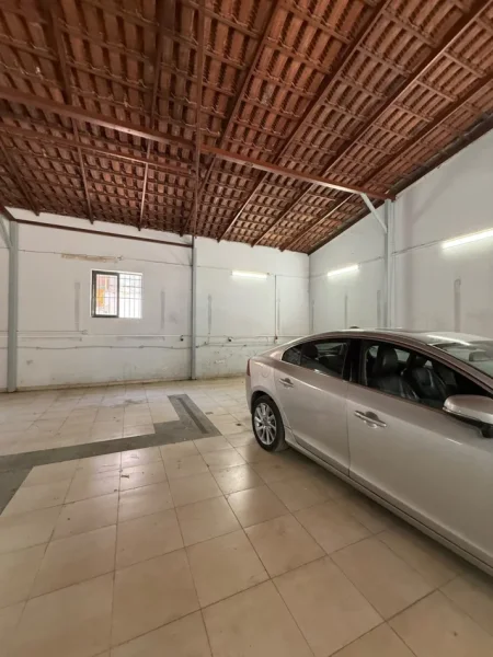 Tirane, jepet me qera ambjent biznesi Kati 0, 200 m² 1.500 € (Pazari I Ri)