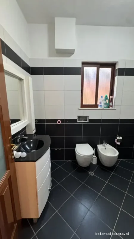 Tirane, jepet me qera Vile 2+1+Ballkon Kati 3, 145 m² 520 € (Allias)