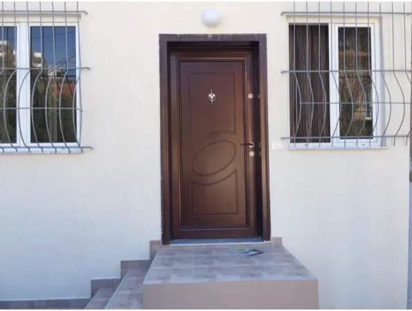 Tirane, jepet me qera garsonier 1+1 Kati 0, 40 m² 450 € (RRUGA FORTUZI)