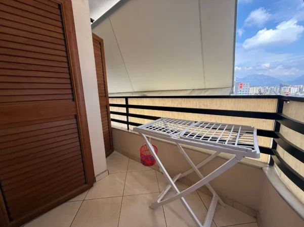 Tirane, jepet me qera apartament 2+1+Ballkon Kati 8, 95 m² 500 € (Unaza e Re)