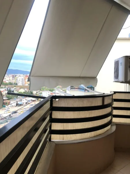 Tirane, jepet me qera apartament 2+1+Ballkon Kati 8, 95 m² 500 € (Unaza e Re)