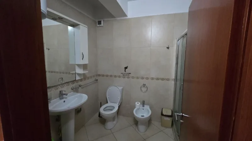 Tirane, jepet me qera apartament 1+1 Kati 4, 70 m² 650 € (KOMUNA E PARISIT)