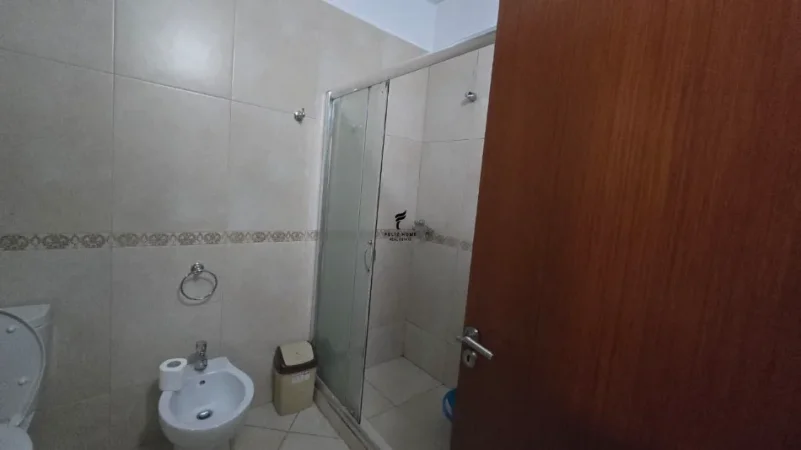 Tirane, jepet me qera apartament 1+1 Kati 4, 70 m² 650 € (KOMUNA E PARISIT)