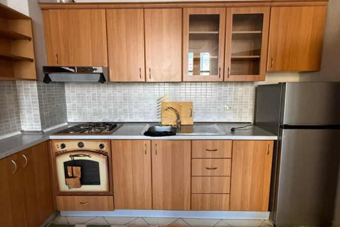 Tirane, jepet me qera apartament 2+1+Ballkon Kati 1, 100 m² 500 € (Astir)