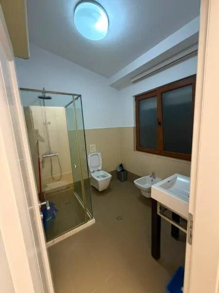 Tirane, jepet me qera apartament duplex 3+1+Ballkon , 120 m² 1.200 € (Liqeni i Thate)