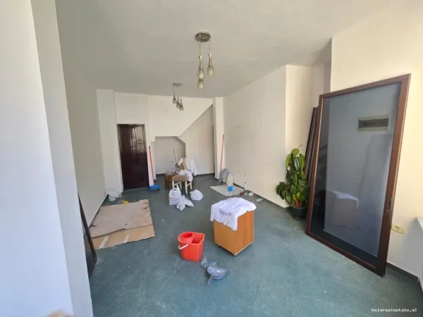 Tirane, jepet me qera zyre Kati 2, 30 m² 480 € (Qender)