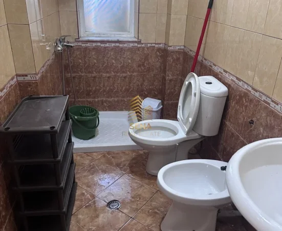 Tirane, jepet me qera apartament 1+1+Ballkon Kati 1, 70 m² 450 € (Brryli)