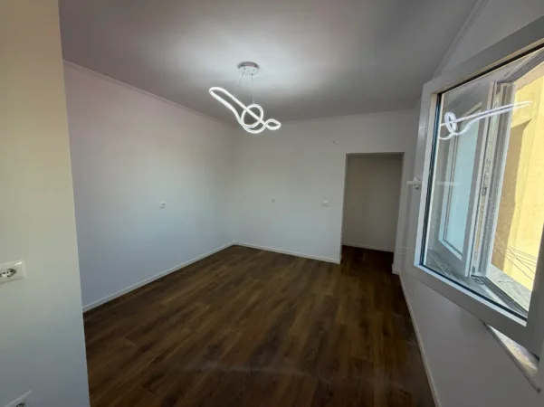 Tirane, shitet apartament 1+1 Kati 4, 40 m² 118.000 € (PAZARI I RI)
