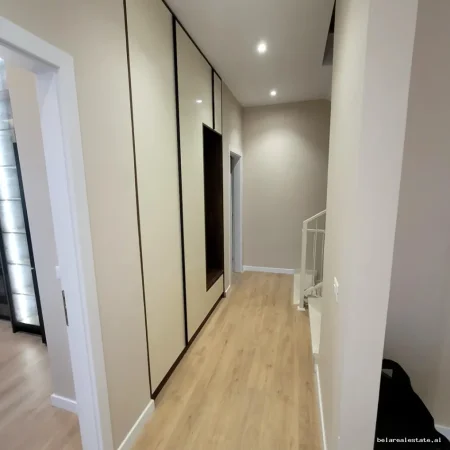 Tirane, jepet me qera Vile 5+1+Ballkon Kati 2, 402 m² 2.800 € (Hiqmet Buzi)