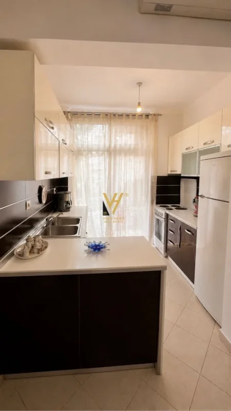 Tirane, jepet me qera apartament 2+1+Ballkon Kati 1, 96 m² 520 € (FRESKU)