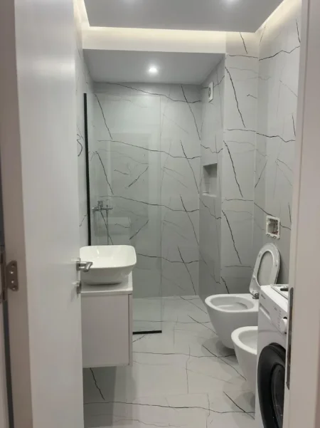 Tirane, jepet me qera apartament 1+1+Ballkon Kati 8, 65 m² 500€ (Tek Univers City, Tiranë.)