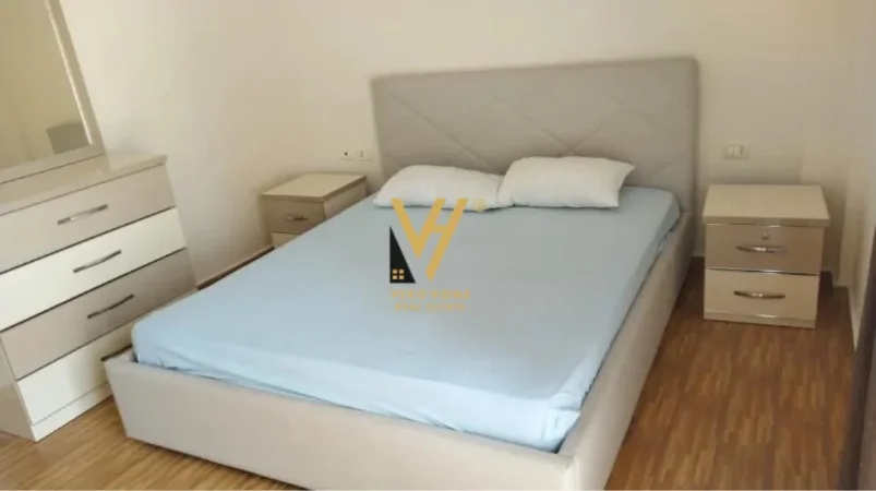 Tirane, jepet me qera apartament 1+1+Ballkon Kati 5, 75 m² 520 € (KOMUNA E PARISIT)
