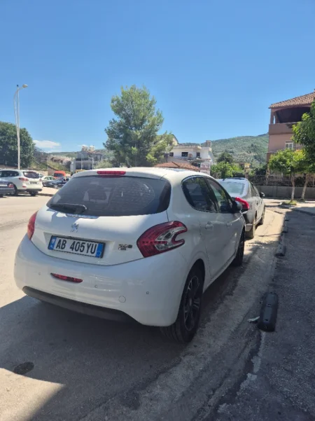 Shqiperi, shes makine Volkswagen Nafte, e bardhë automatik 174.000 km 5.500€