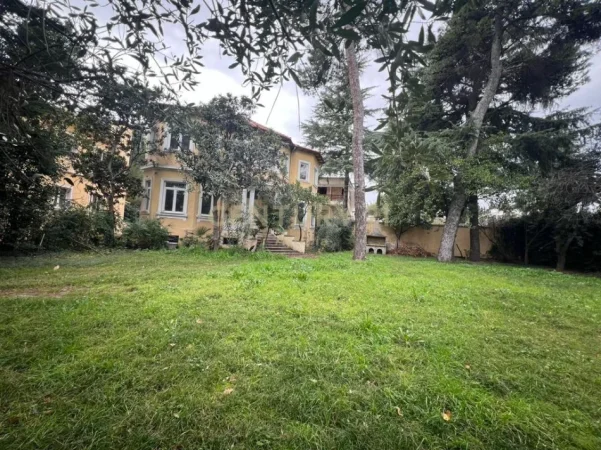Tirane, jepet me qera apartament Vile 3 Katshe Kati 3, 383 m² 6.000 € (rruga e kavajes blloku i ambasadave)