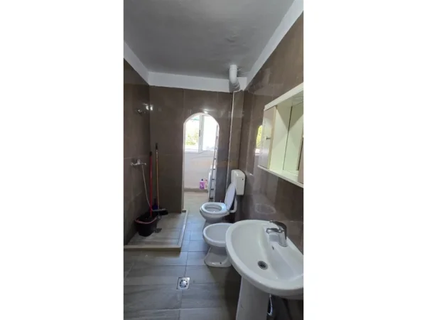 Tirane, jepet me qera apartament 1+1+Ballkon Kati 2, 59 m² 530 € (Rruga Irfan Tomini)