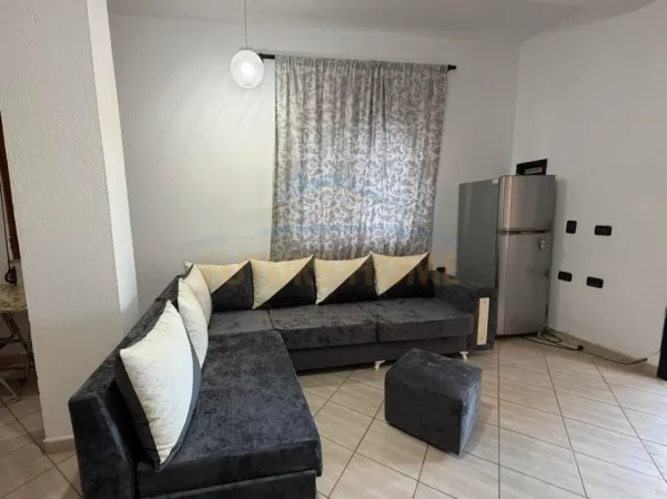 Tirane, jepet me qera apartament 1+1+Ballkon Kati 1, 50 m² 550 € (Rruga Muhamed Gjollesha)