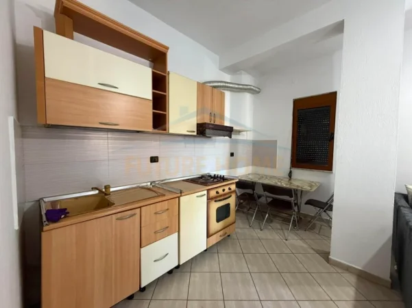 Tirane, jepet me qera apartament 1+1+Ballkon Kati 1, 50 m² 550 € (Rruga Muhamed Gjollesha)