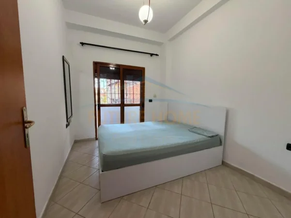 Tirane, jepet me qera apartament 1+1+Ballkon Kati 1, 50 m² 550 € (Rruga Muhamed Gjollesha)