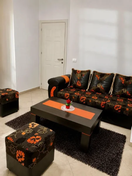 Tirane, jepet me qera apartament 2+1+Ballkon Kati 2, 80 m² 500 € (Fresku)