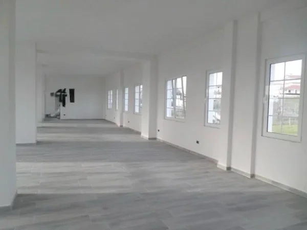 Tirane, jepet me qera ambjent biznesi Kati 1, 500 m² 1.200 € (Paskuqan prane Restorantit "Red Hill")