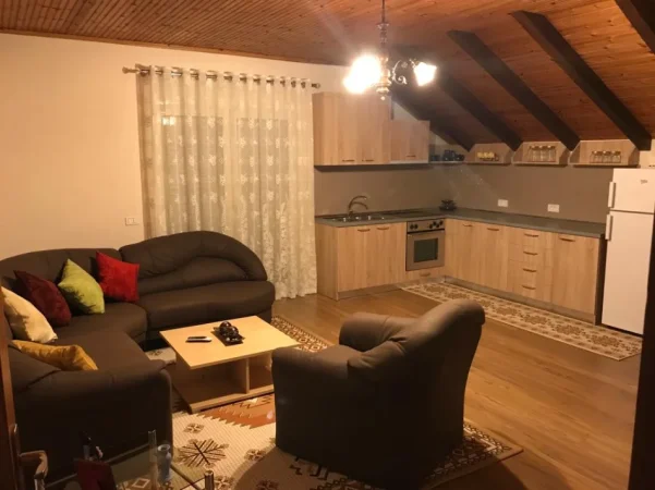 Tirane, jepet me qera apartament 3+1+Aneks+Ballkon Kati 3, 120 m² 600 € (kinostudio , porcelan)