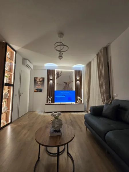 Tirane, jepet me qera 1+1 Kati 3, 74 m² 450 € (Linze(Dajt),prane restorant Olsi)