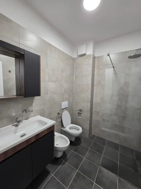 Tirane, jepet me qera 1+1 Kati 3, 74 m² 450 € (Linze(Dajt),prane restorant Olsi)