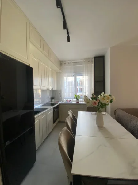 Tirane, jepet me qera apartament 2+1+Ballkon Kati 6, 100 m² 900 € (Pazari i Ri)